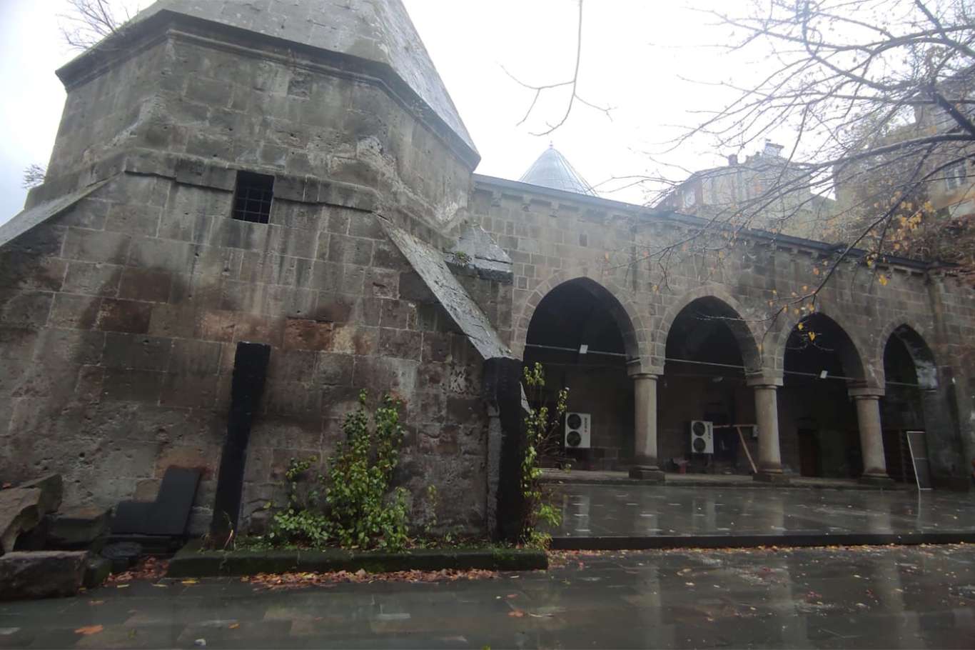 Bitlis'te 12 yıldır kapısına kilit vurulan tarihi caminin akıbeti merak ediliyor Bitlis'te 12 yıldır kapısına kilit vurulan tarihi caminin akıbeti merak ediliyor